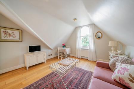 Flat Bedford Hill in Greater London