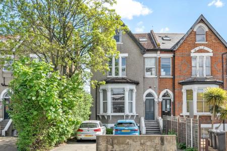 Flat Bedford Hill in Greater London