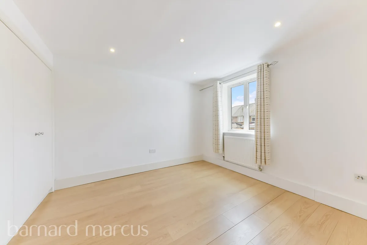 Flat Irongate Mews in Greater London