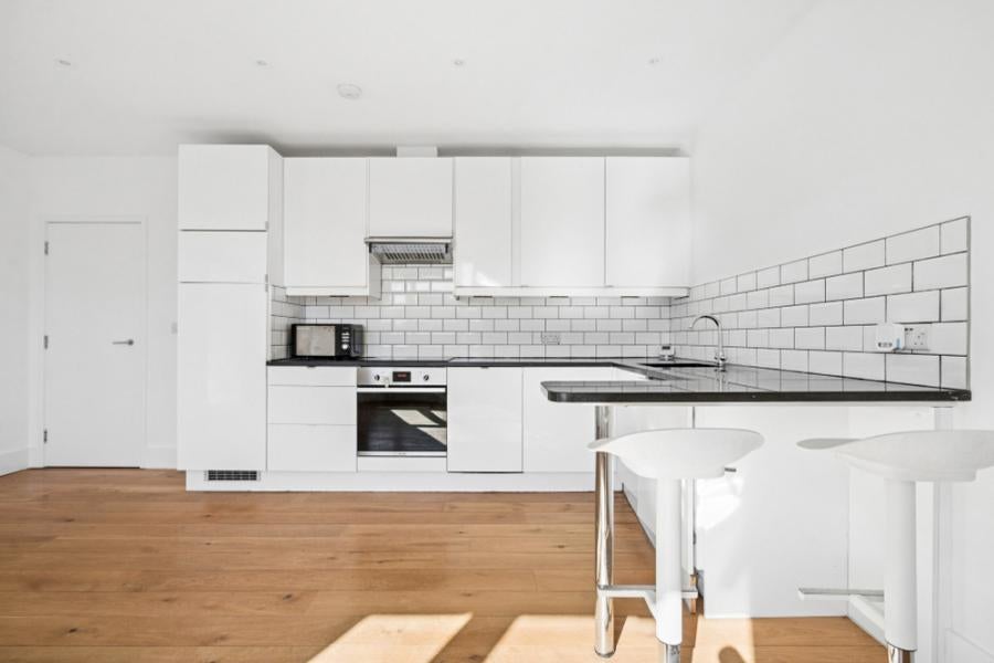 Flat Roxborough Park in Greater London