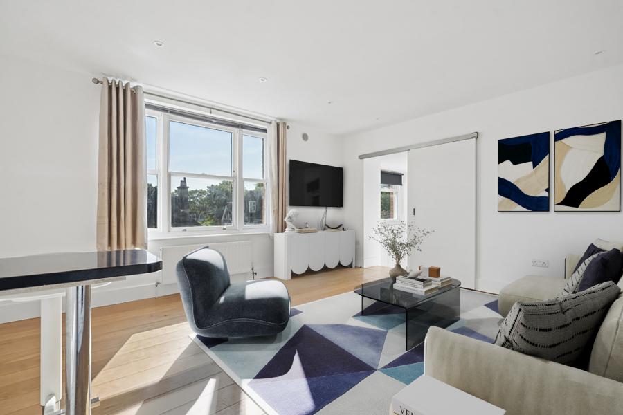 Flat Roxborough Park in Greater London