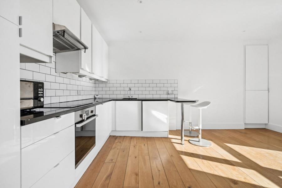 Flat Roxborough Park in Greater London