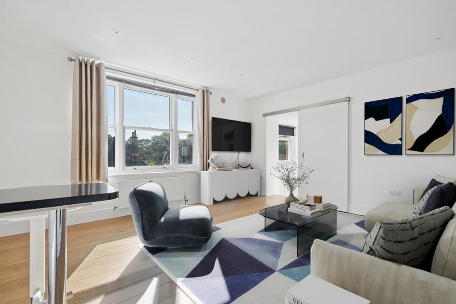 Flat Roxborough Park in Greater London