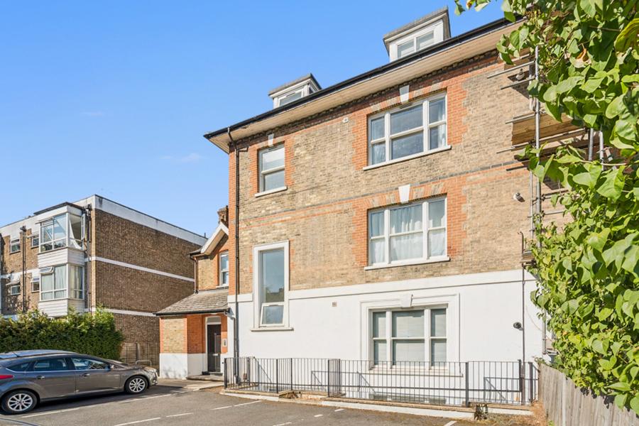 Flat Roxborough Park in Greater London