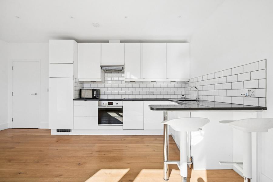 Flat Roxborough Park in Greater London