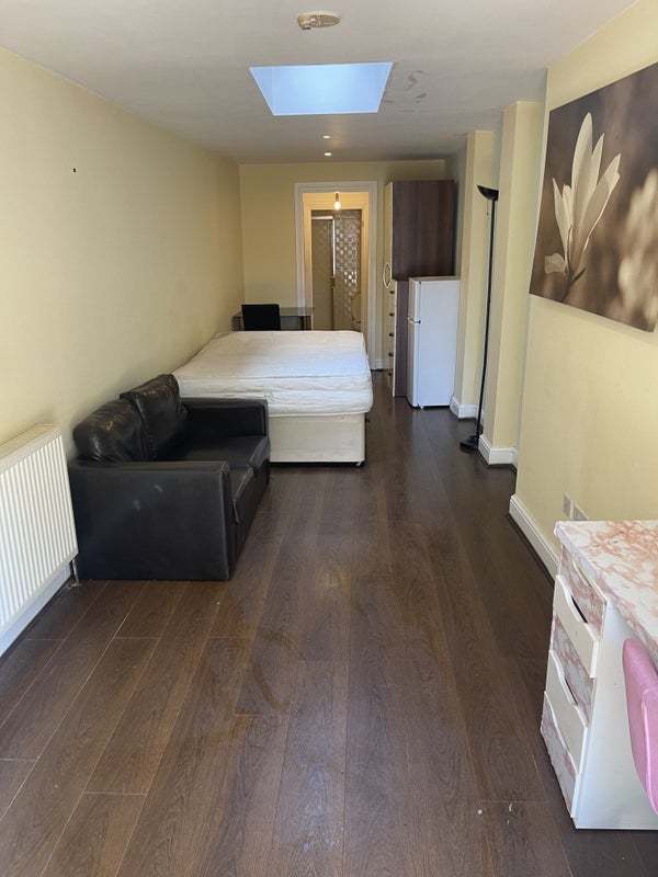 Flat Freeland Road in Greater London