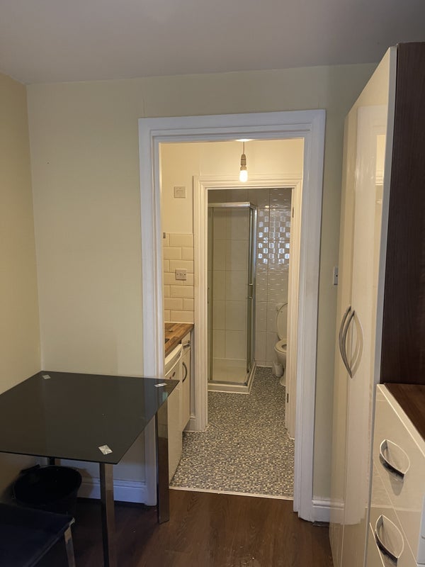 Flat Freeland Road in Greater London