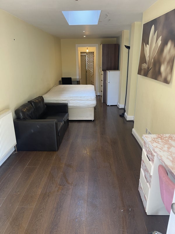 Flat Freeland Road in Greater London