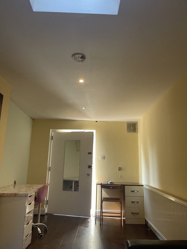 Flat Freeland Road in Greater London