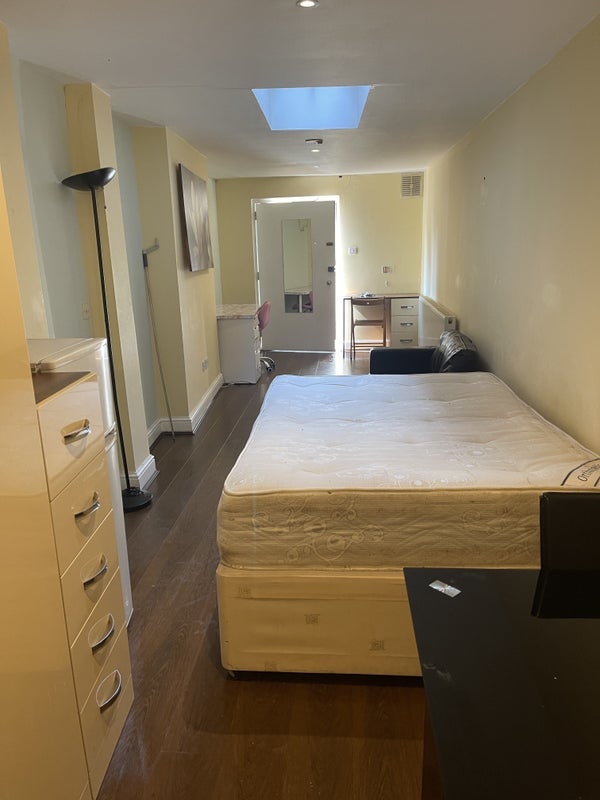 Flat Freeland Road in Greater London