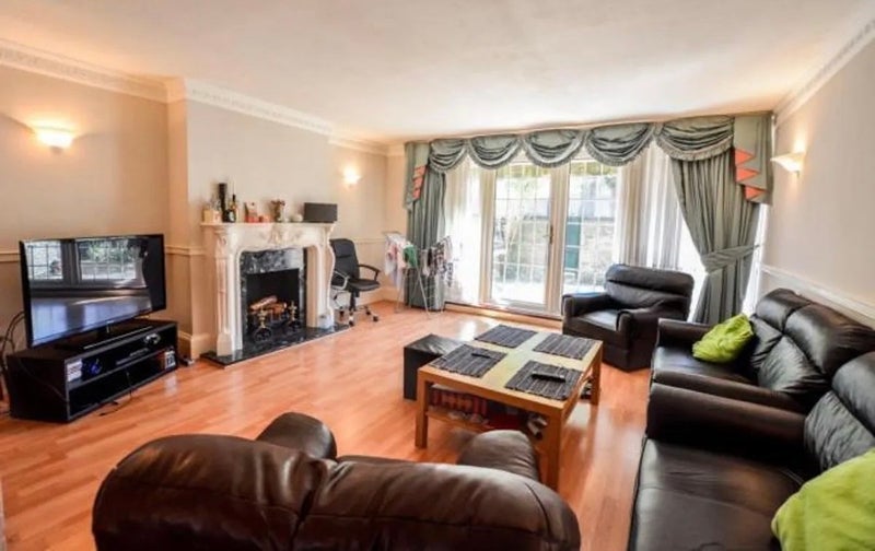 Room West Arbour Street in Greater London