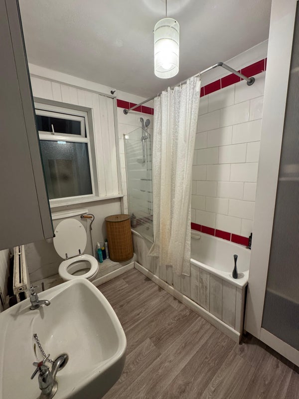 Room Queen's Road in Greater London