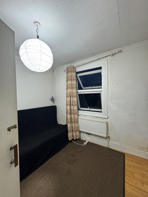 Room Queen's Road in Greater London