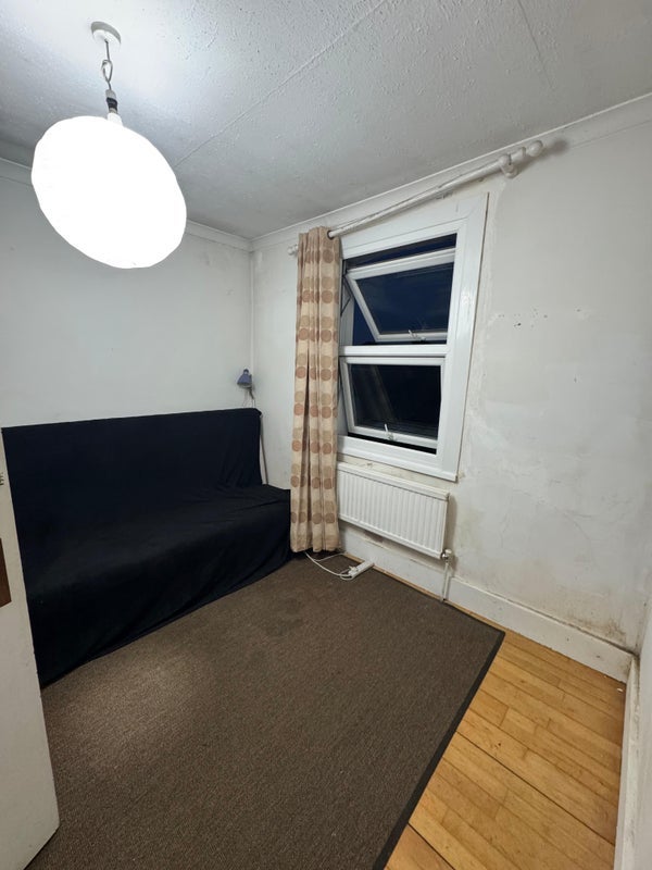 Room Queen's Road in Greater London