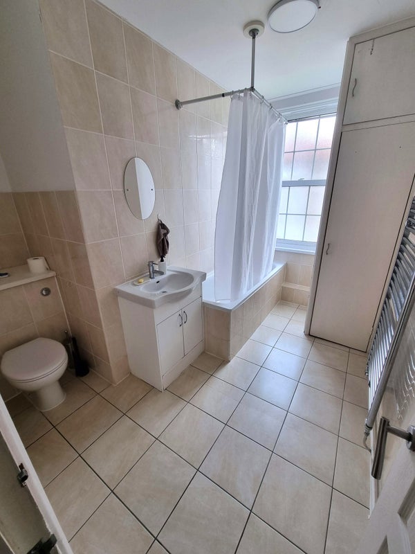Room King and Queen Street in Greater London