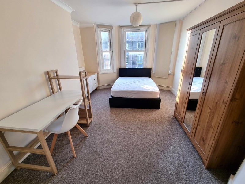 Room King and Queen Street in Greater London