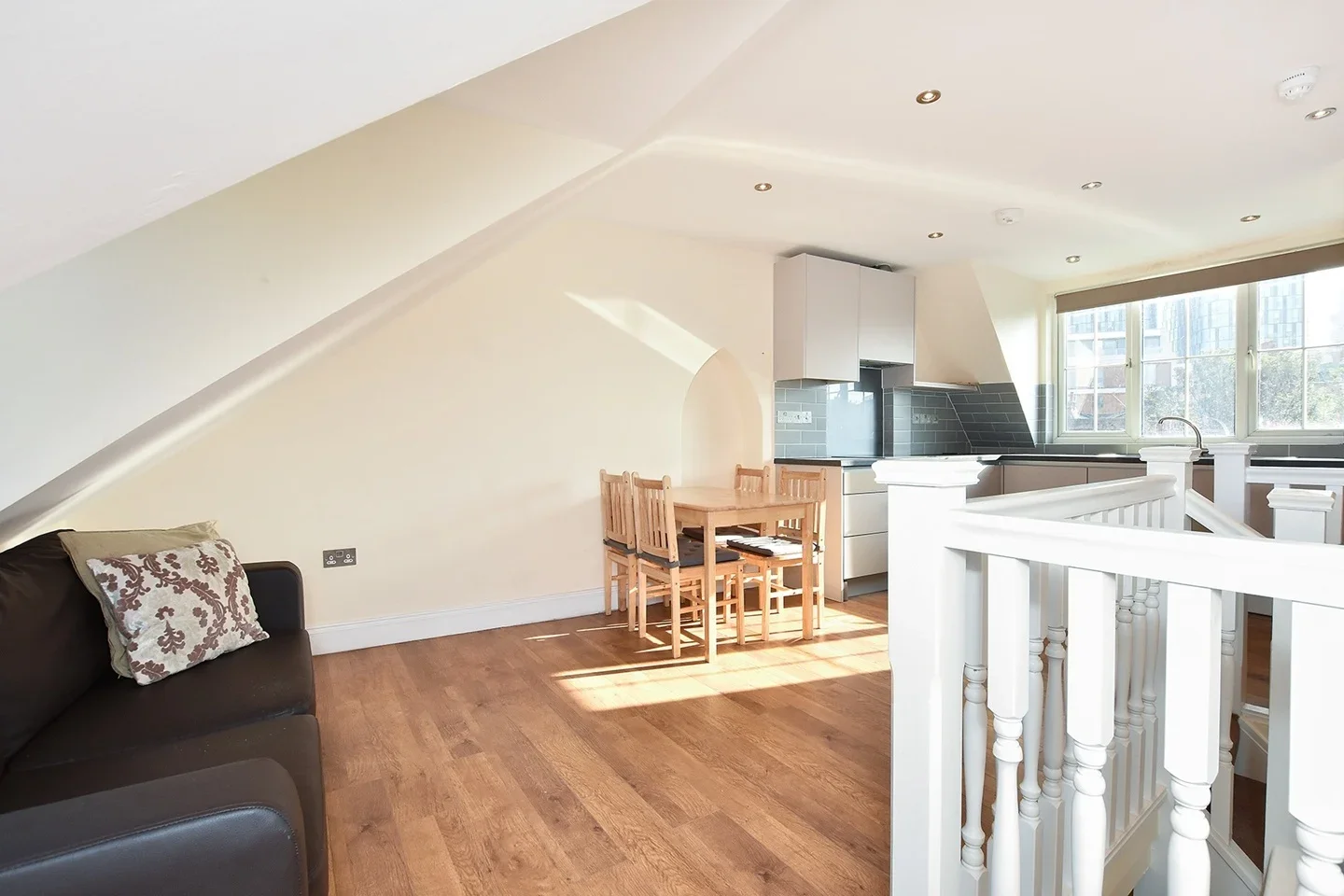 Flat Keystone Crescent in Greater London