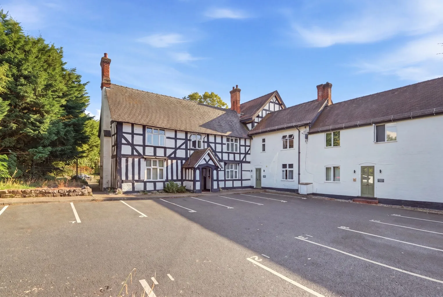 Flat Warwick Hall Gardens in Bromsgrove