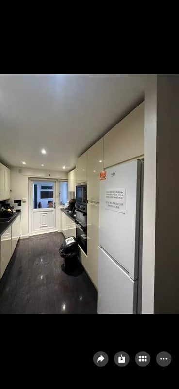 Room Corn Way in Greater London