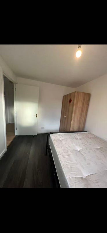 Room Corn Way in Greater London