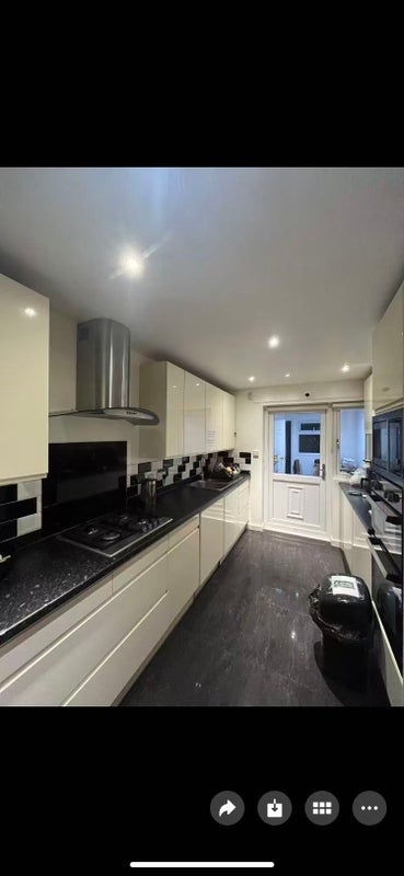 Room Corn Way in Greater London