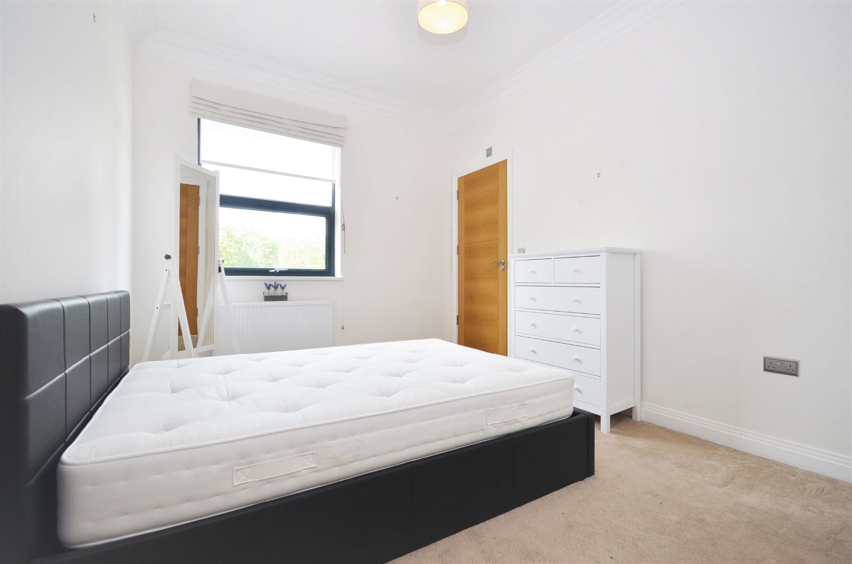 Flat Gunnersbury Lane in Greater London