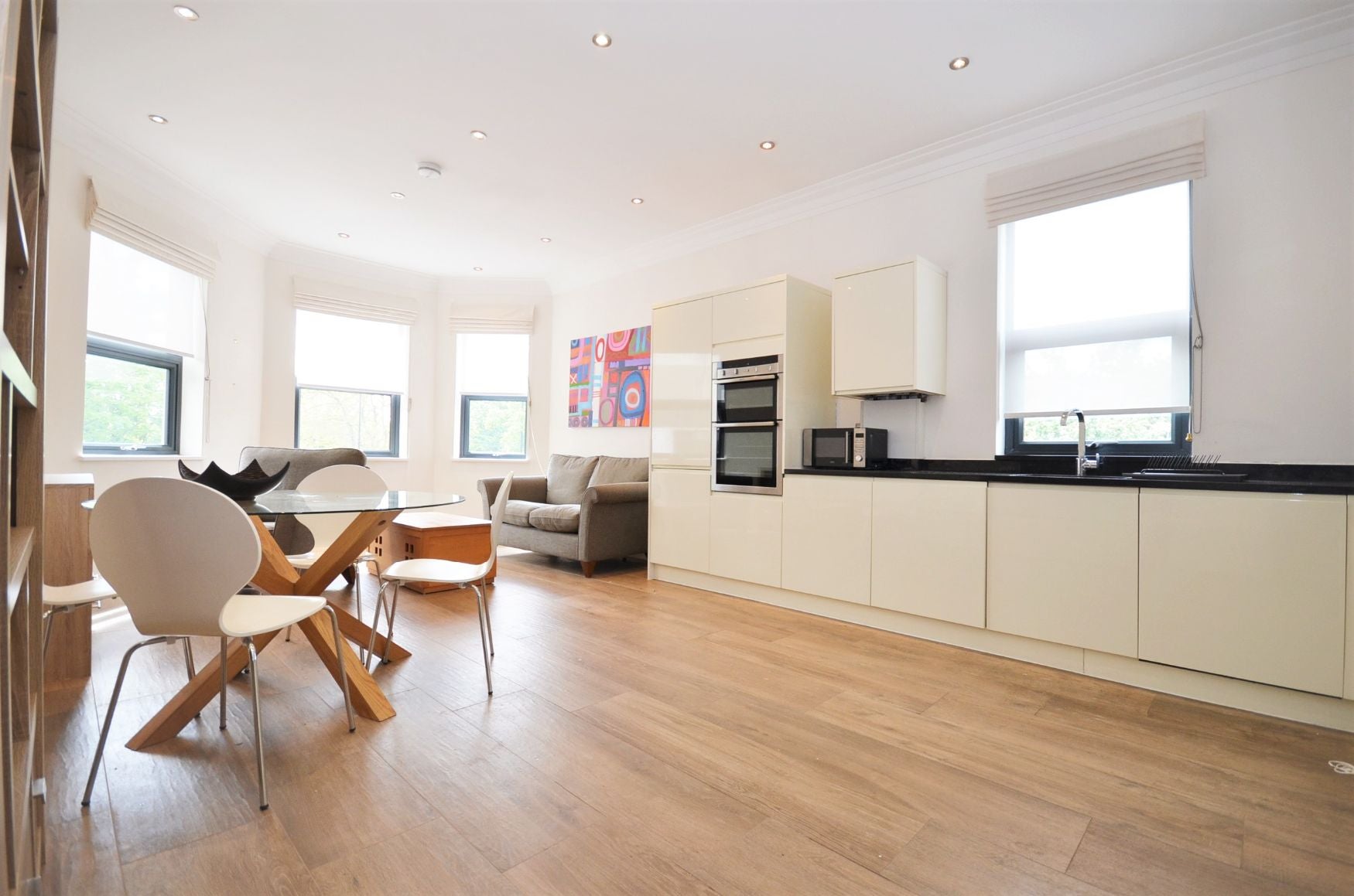 Flat Gunnersbury Lane in Greater London