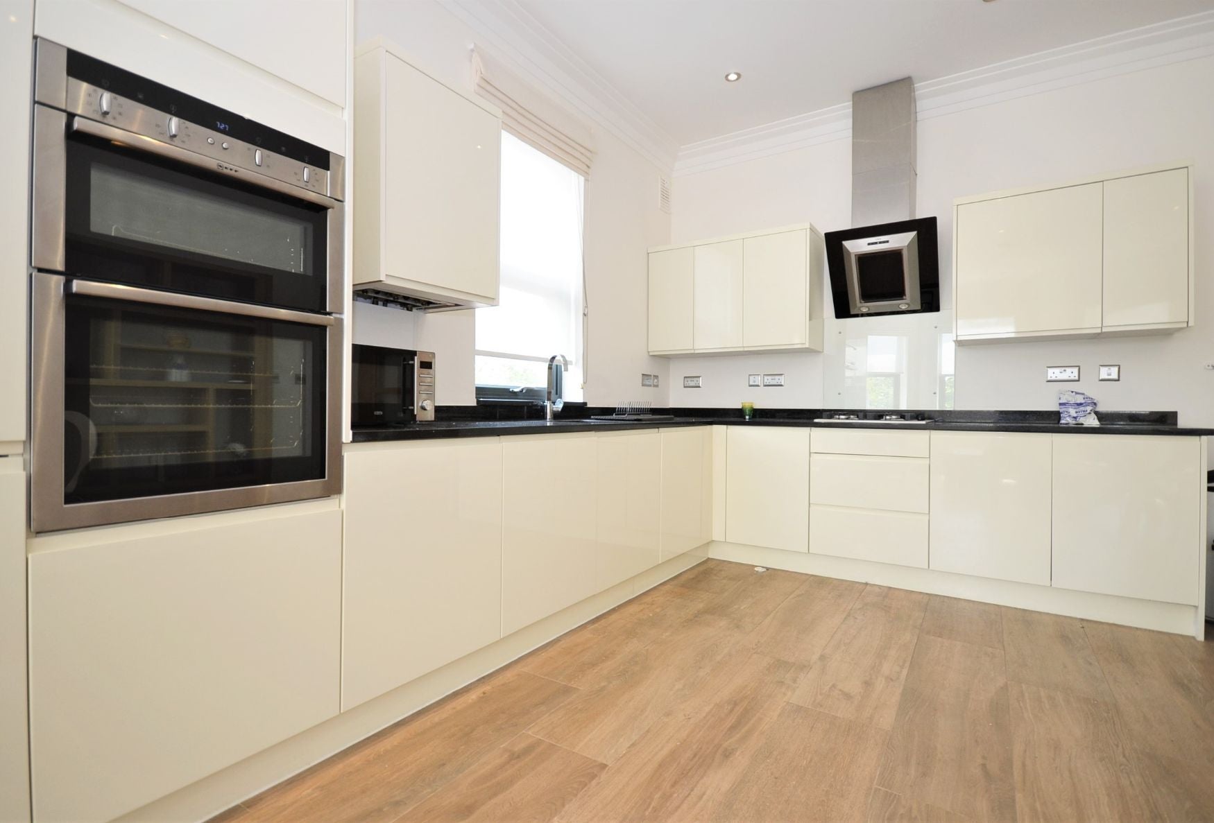 Flat Gunnersbury Lane in Greater London