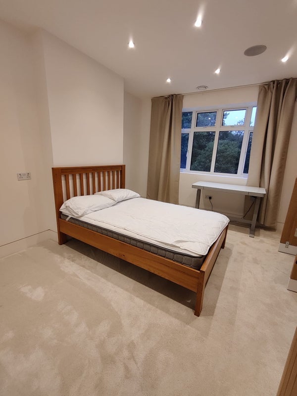 Room Dorset Road in Greater London