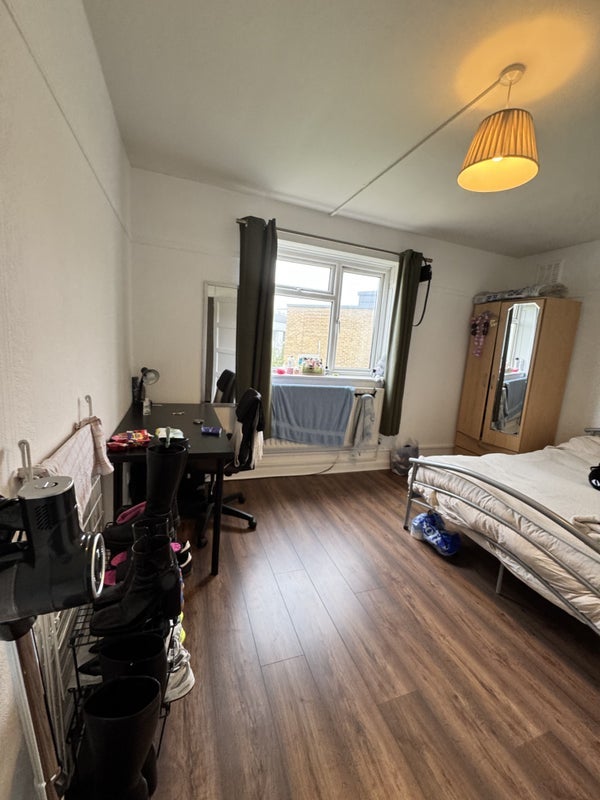 Room Sir Alexander Close in Greater London