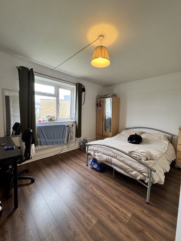 Room Sir Alexander Close in Greater London