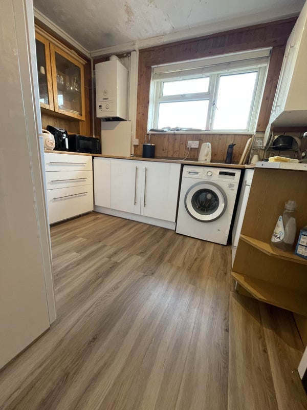Room Sir Alexander Close in Greater London