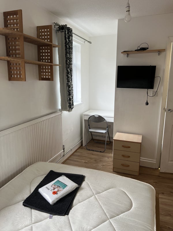 Room Grosvenor Wharf Road in Greater London