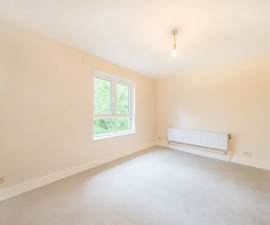 Room Grove Road in Greater London