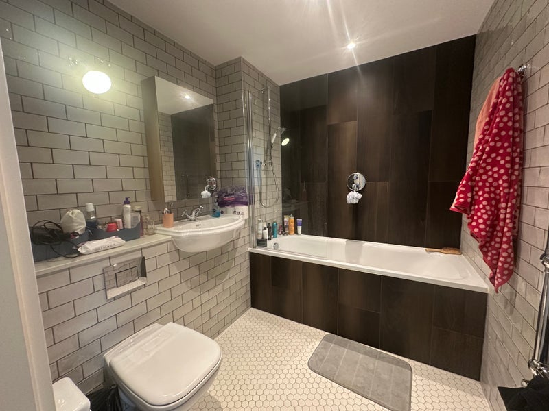 Flat Hudson Walk in Greater London