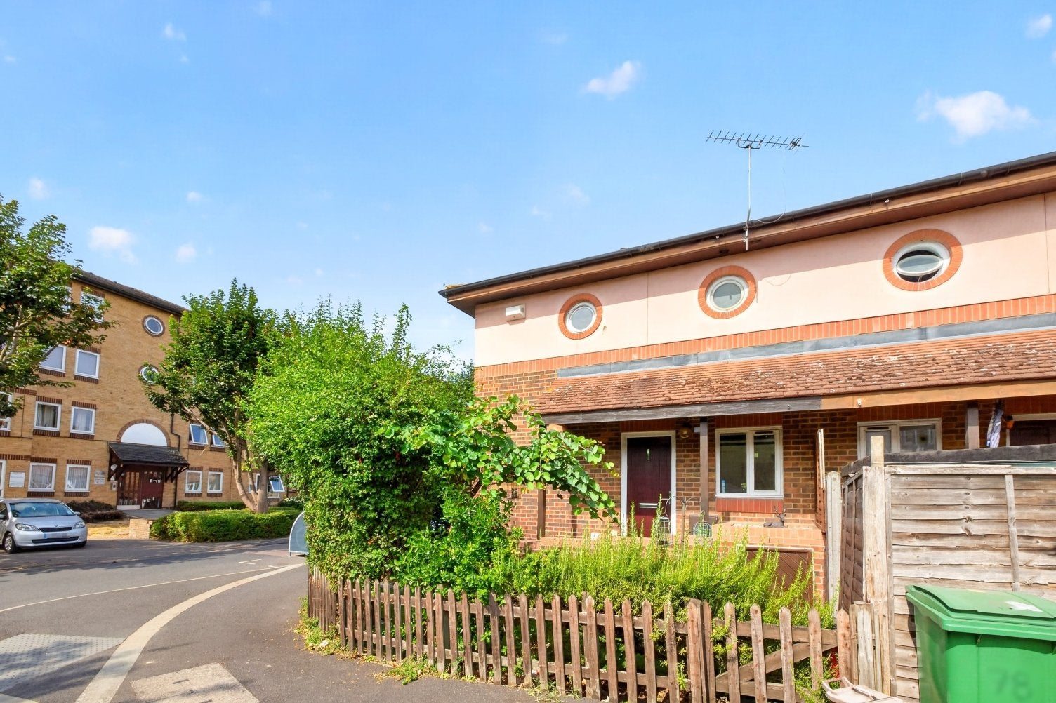 House Oxley Close in Greater London