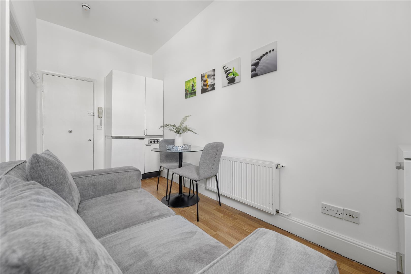 Flat Southwell Gardens in Greater London
