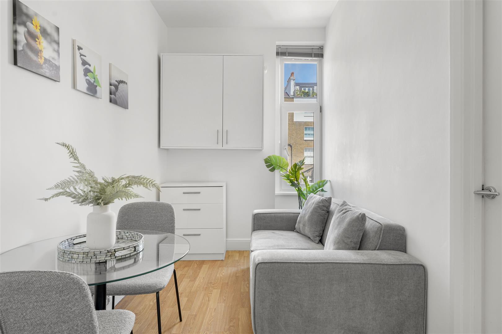 Flat Southwell Gardens in Greater London