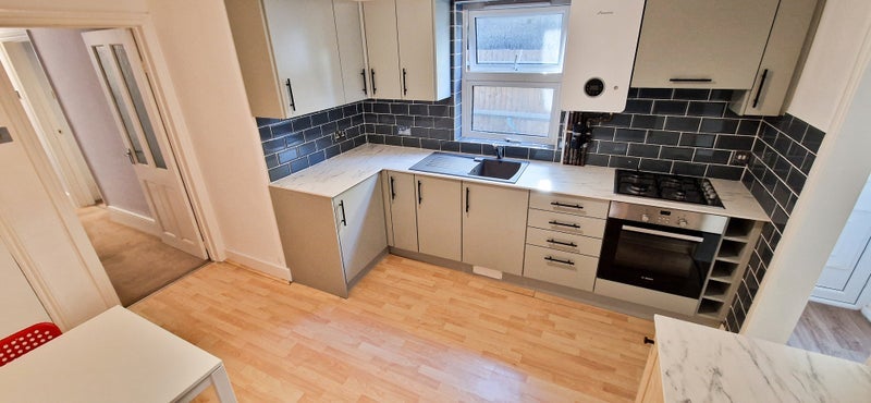 Room Cumberland Road in Greater London