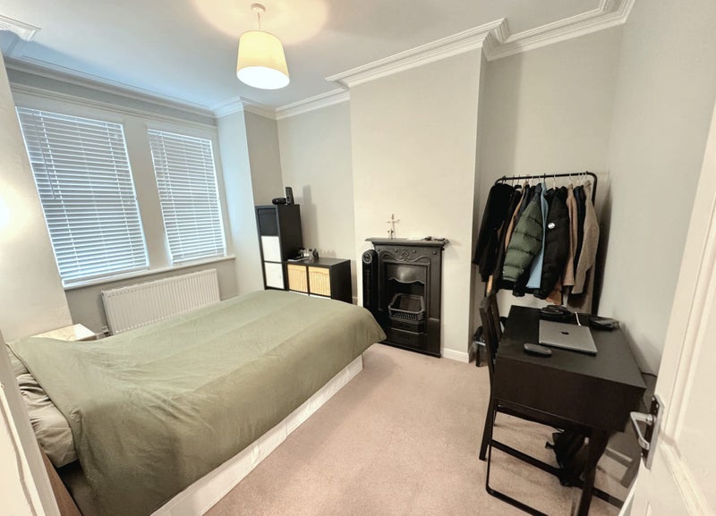 Room Cumberland Road in Greater London