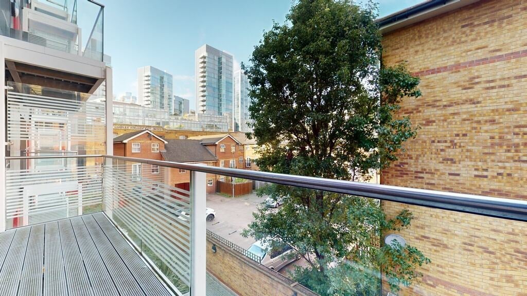 Flat Fairclough Street in Greater London