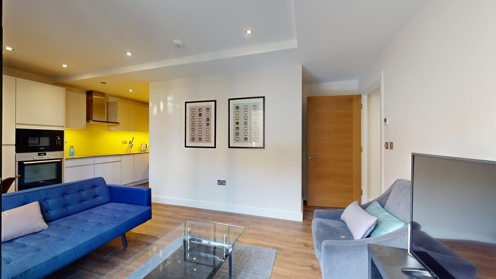 Flat Fairclough Street in Greater London