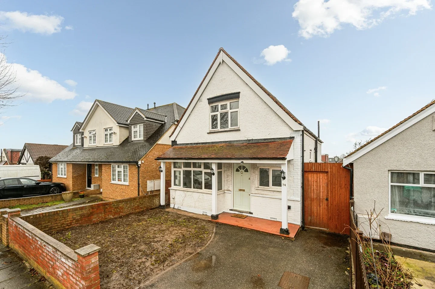 House Eastmead Avenue in Greater London