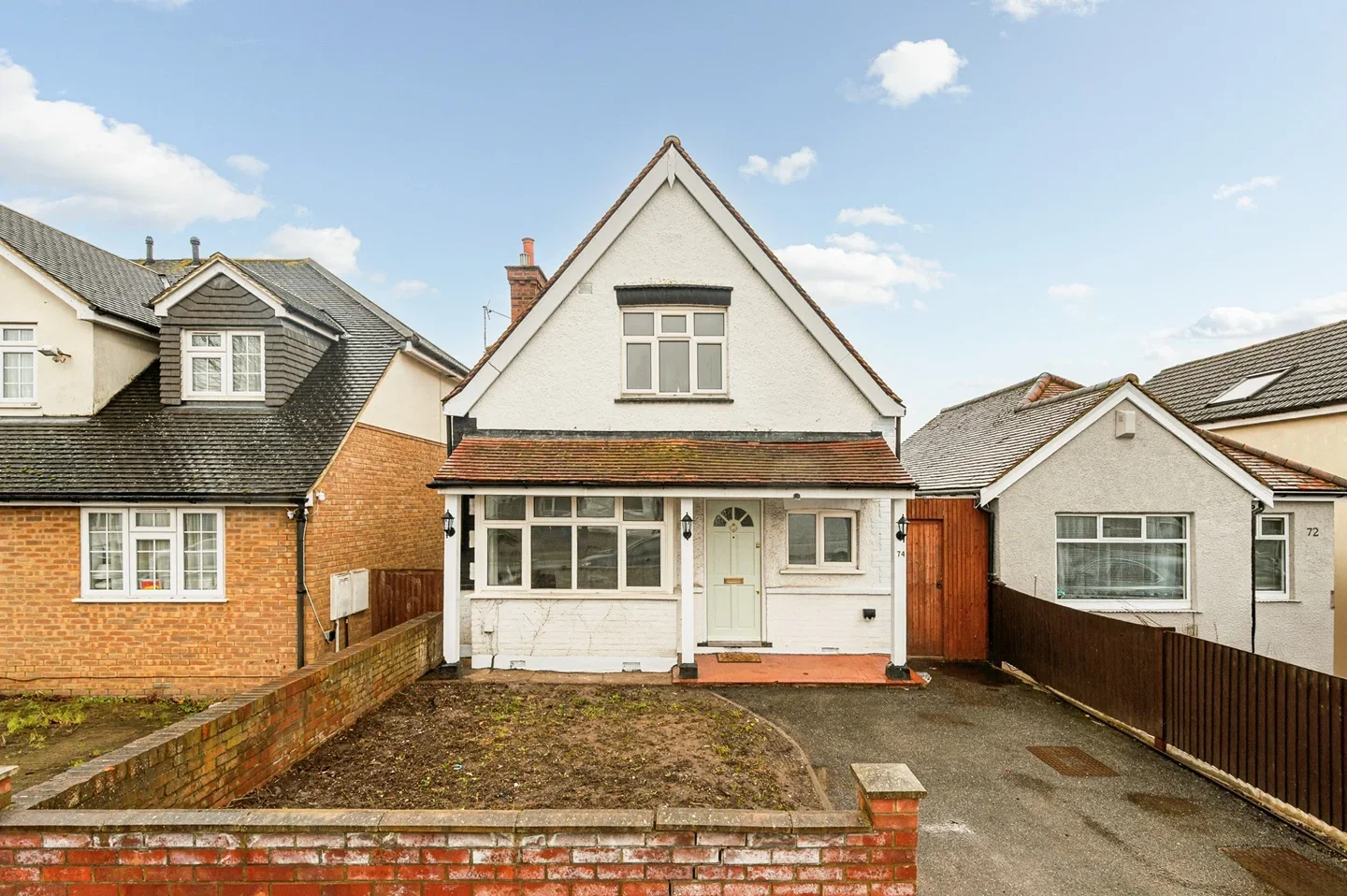 House Eastmead Avenue in Greater London