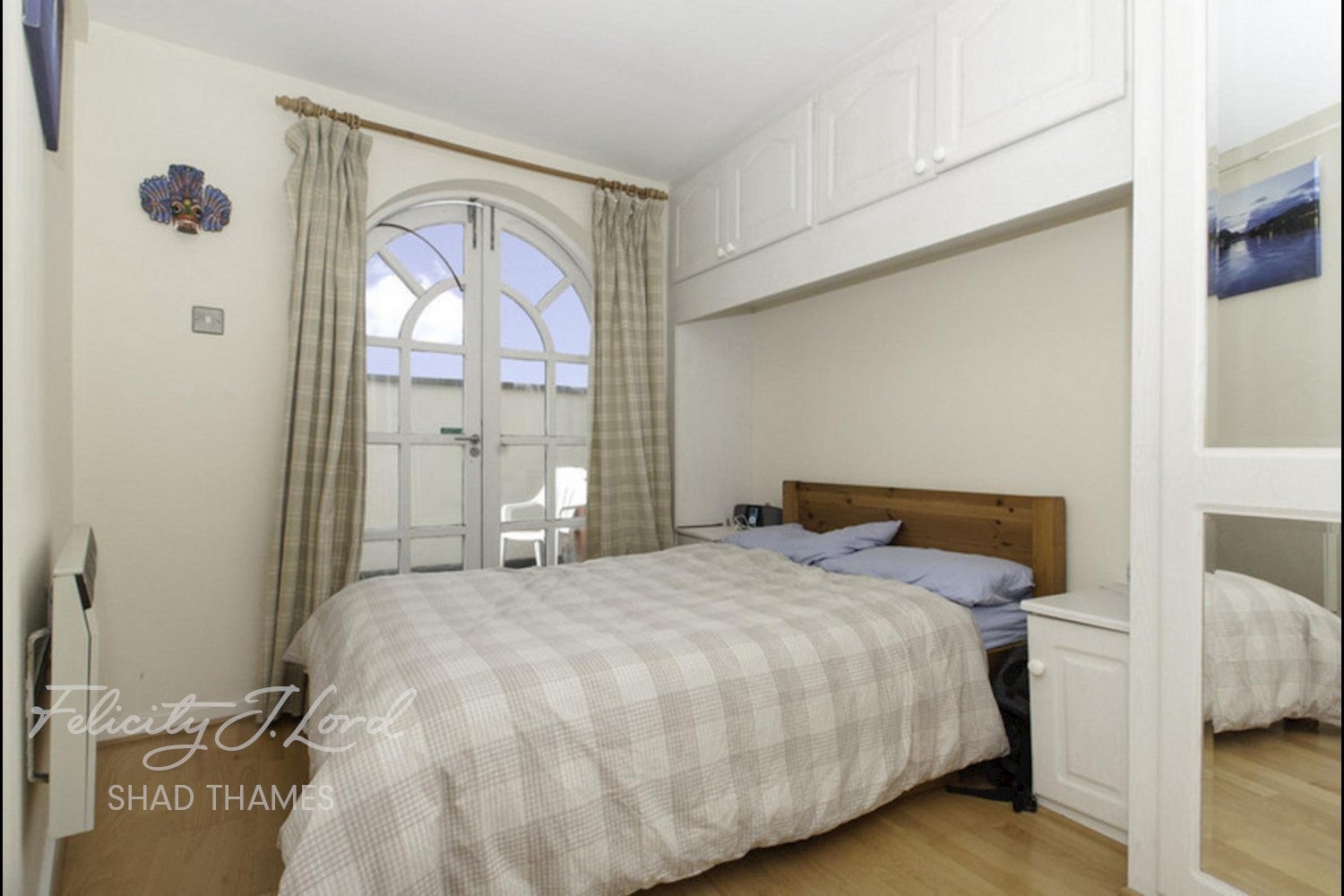 Flat Gainsford Street in Greater London