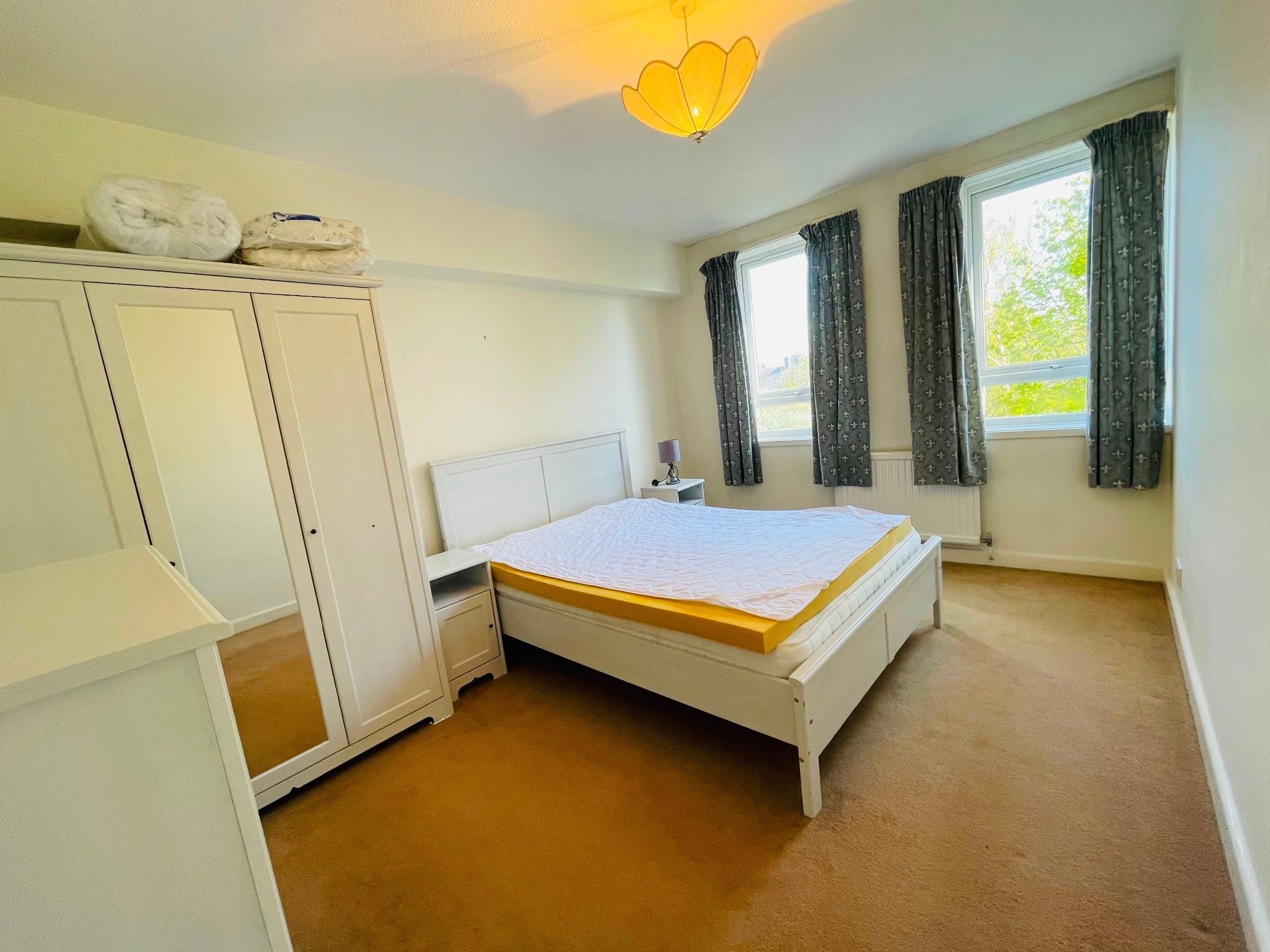 Flat Long Lane in Greater London