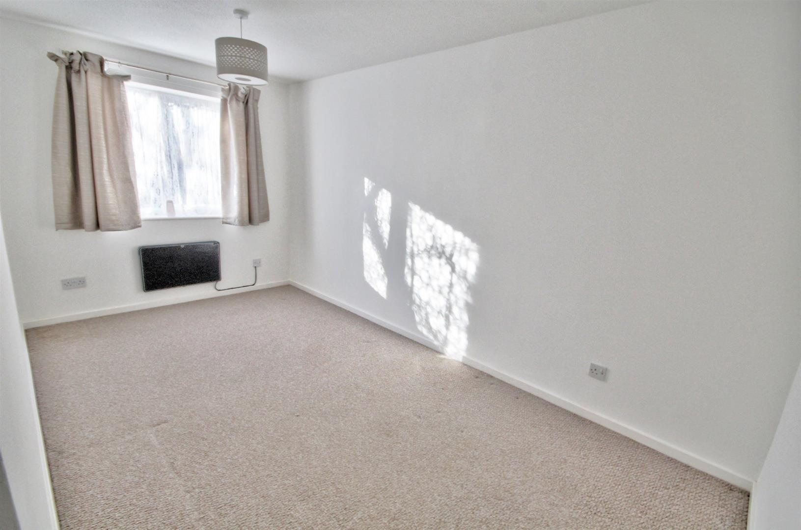 Flat Berkeley Close in Nuneaton and Bedworth