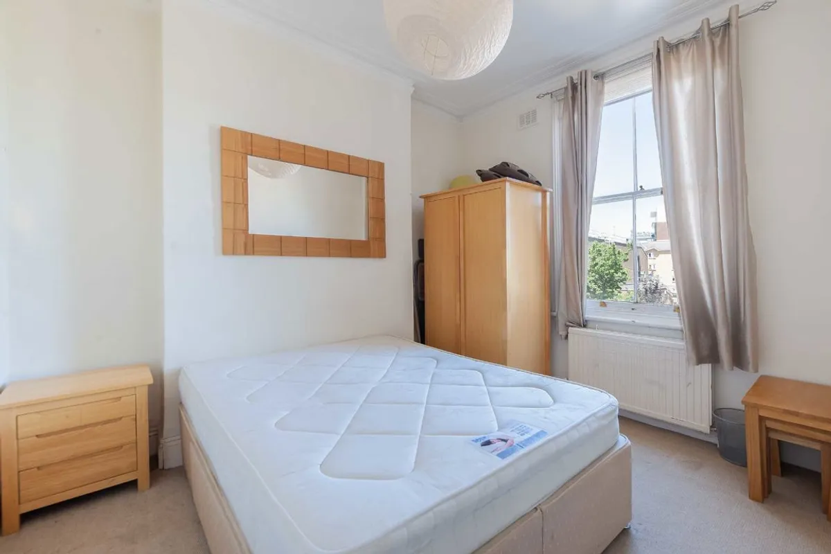 Flat Poplar Grove in Greater London