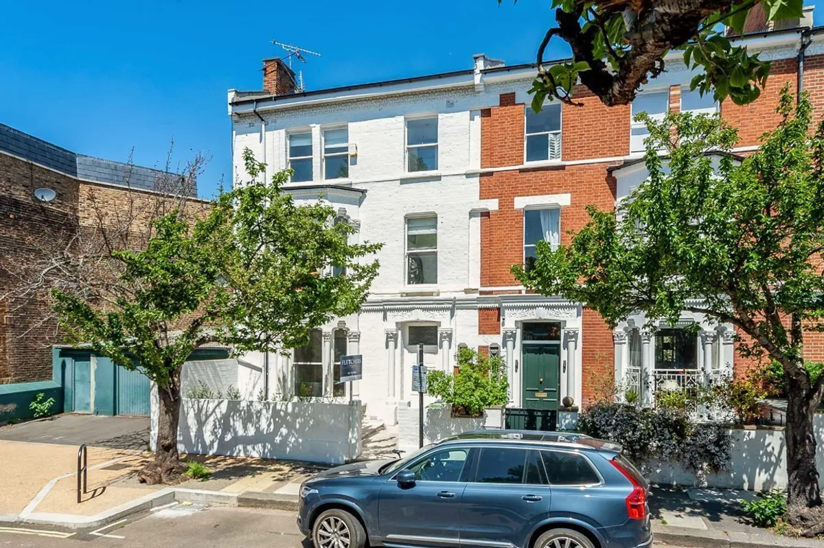 Flat Poplar Grove in Greater London