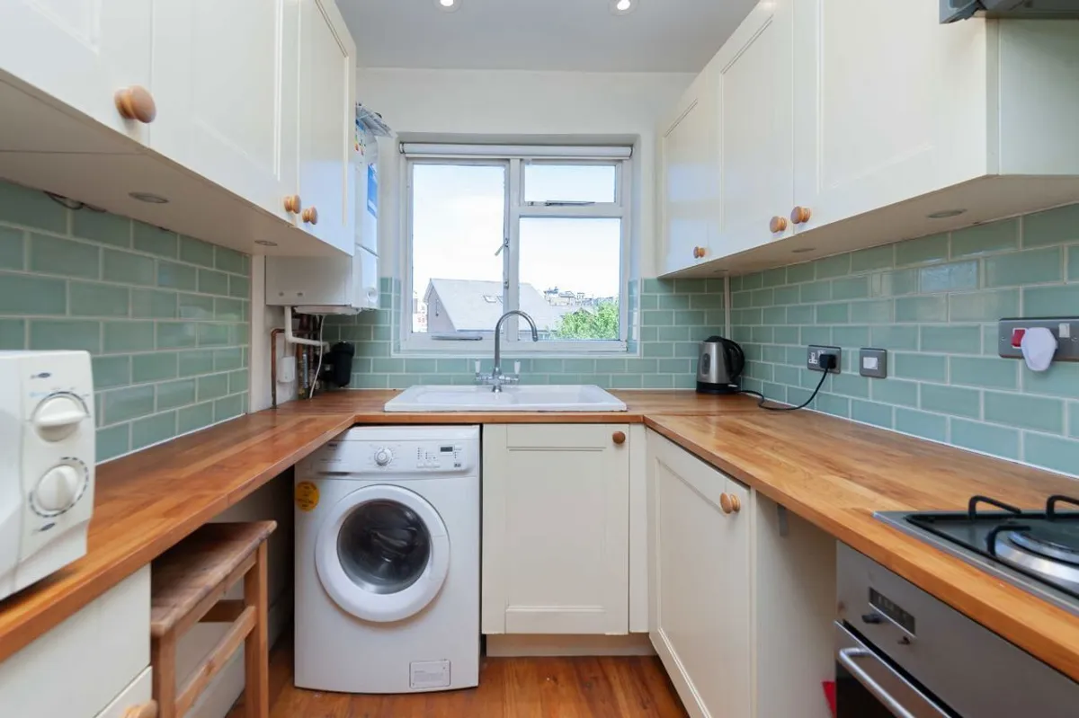 Flat Poplar Grove in Greater London